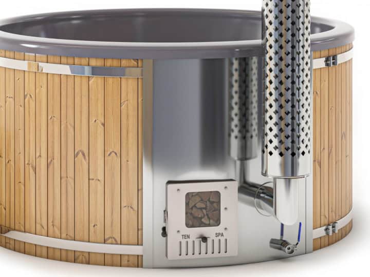 Houten hot tub met metalen kachel.