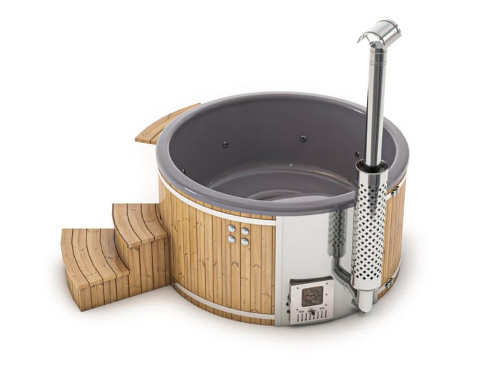 Houten hot tub met metalen schoorsteen.