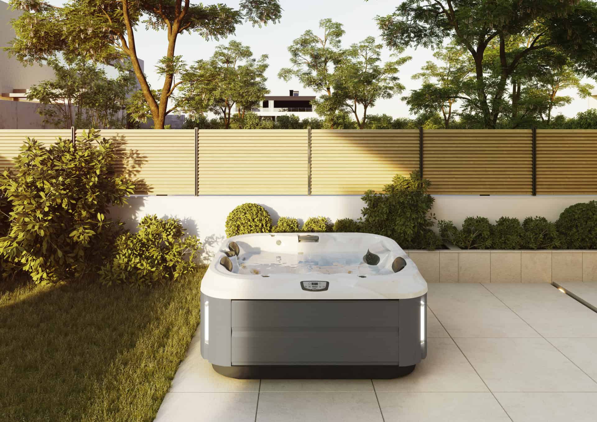 Bubbelbad in zonnige tuin met groene planten