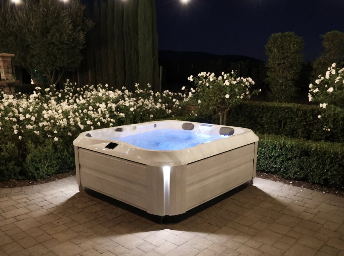 Bubbelbad in tuin met bloemen 's nachts