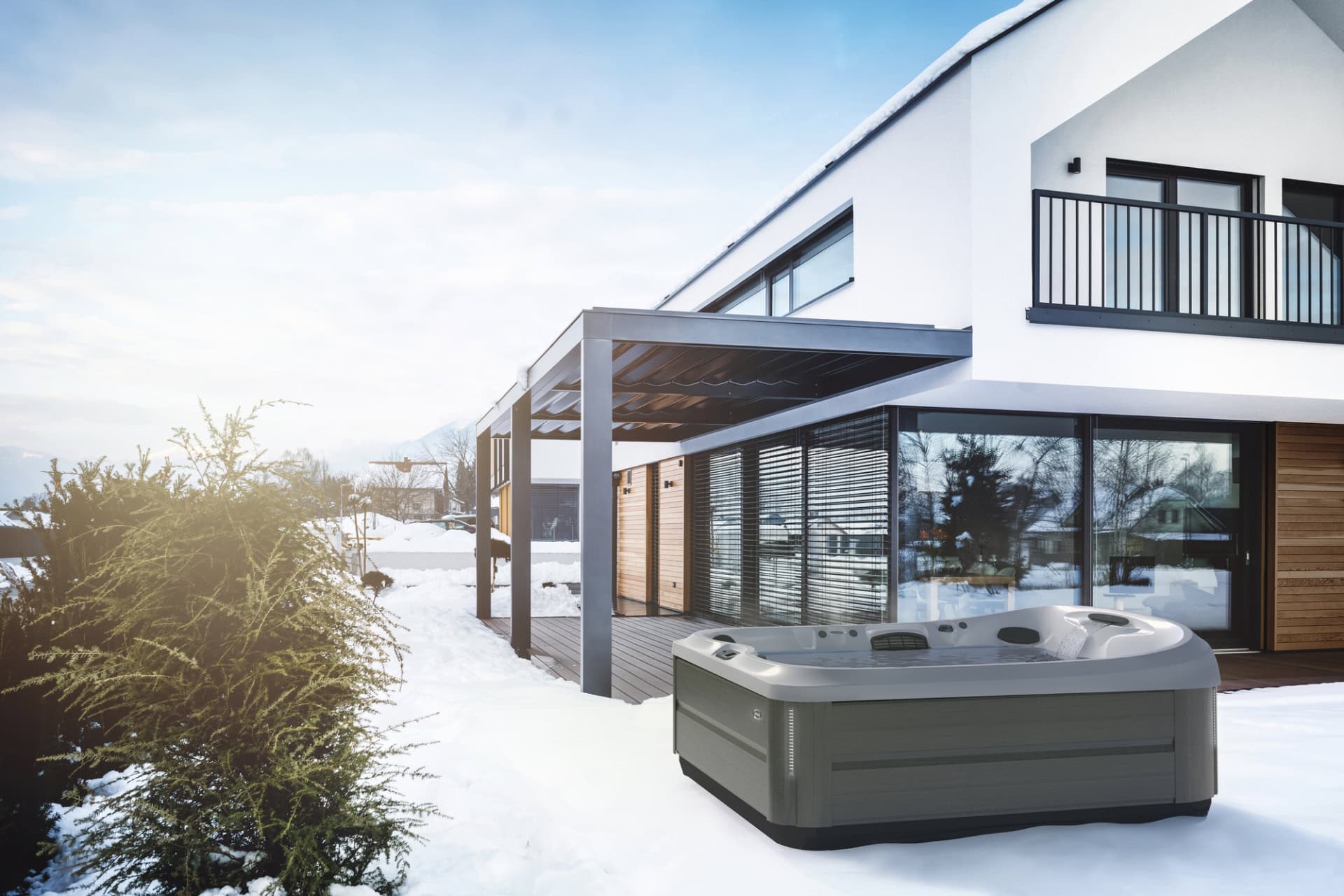 Bubbelbad buiten bij moderne woning in de sneeuw