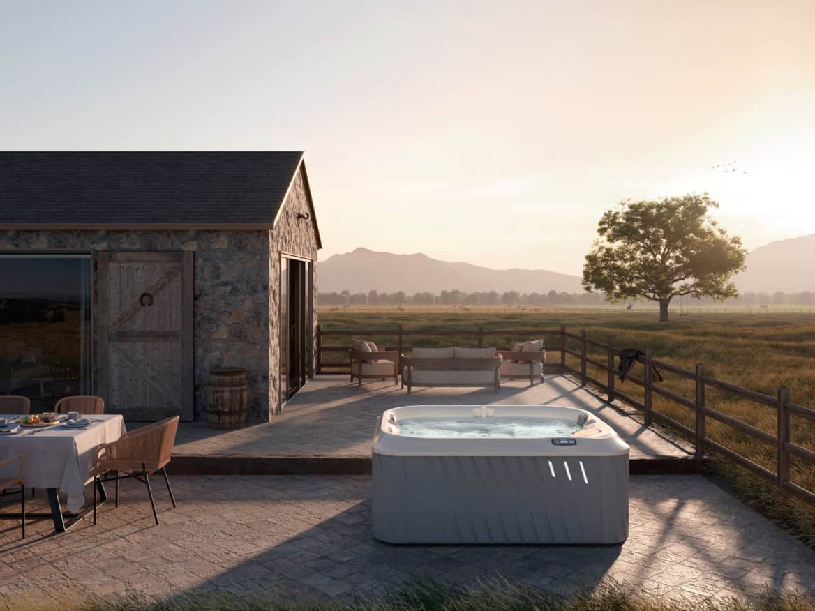 Rustieke boerderijtuin met hottub en zonsondergang
