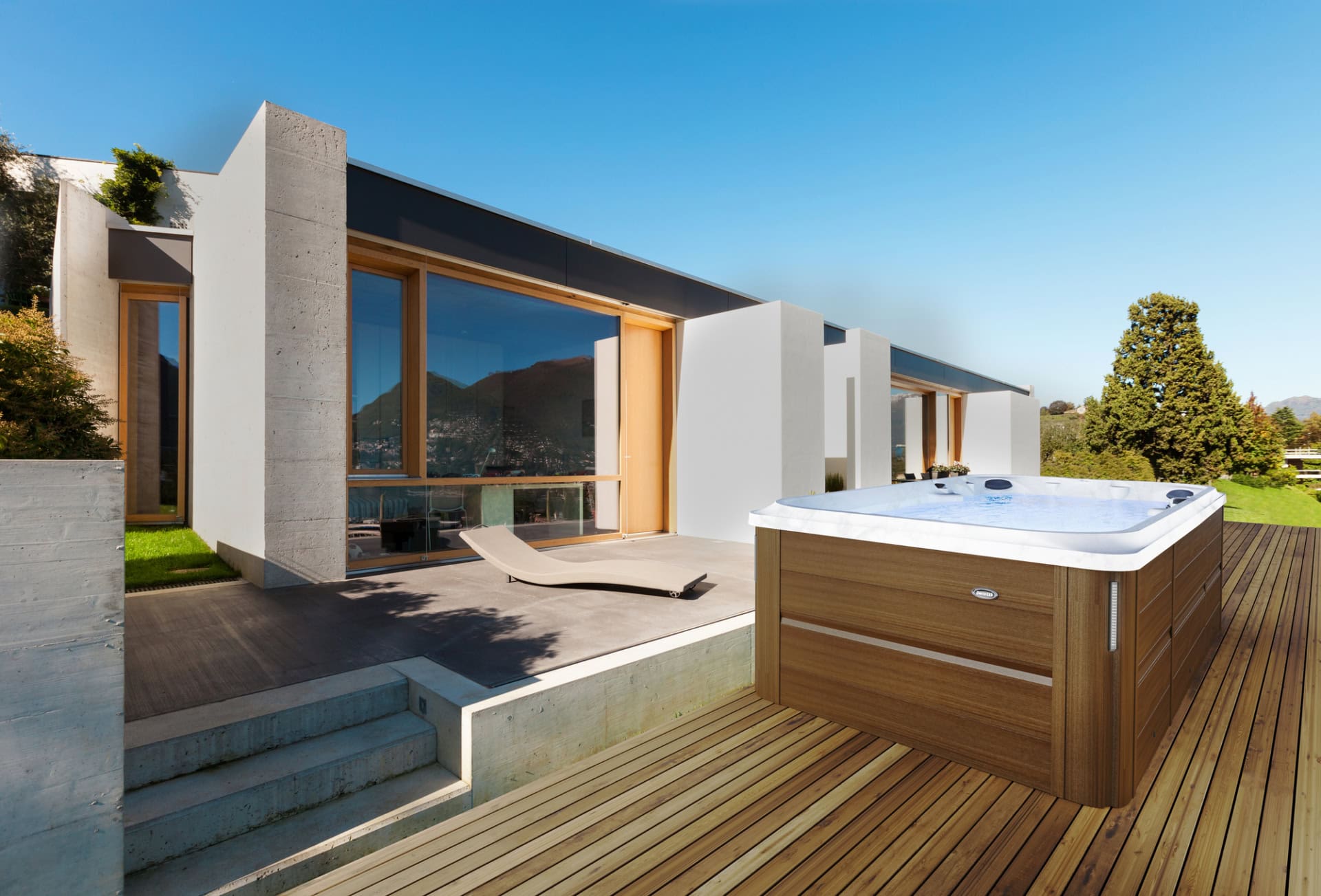 Moderne villa met jacuzzi op houten terras.