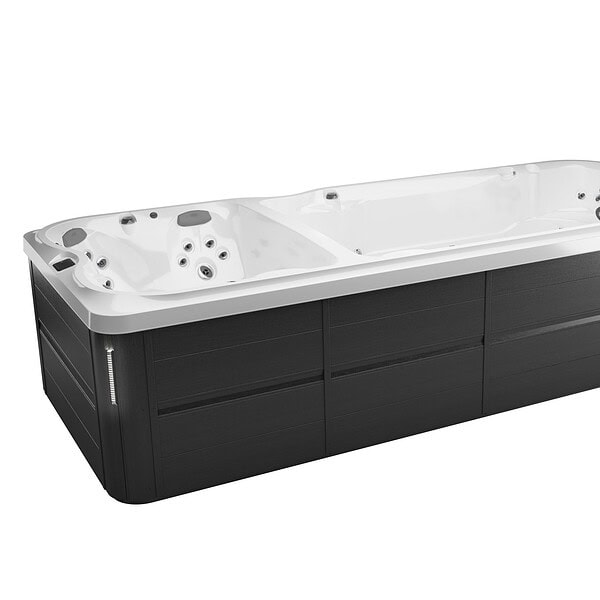 Grote jacuzzi met zwarte buitenkant en witte binnenkant.