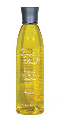 Fles met vloeibare badolie, amaretto geur.