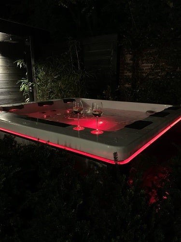 luxe wellness jacuzzi met verlichting