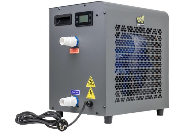 Industriële waterkoeler met aansluitingen en bedieningspaneel.