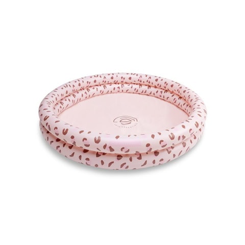 Roze opblaasbaar zwembad met vlekkenpatroon