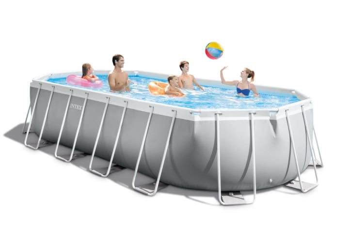 Gezin speelt in opzetzwembad met strandbal.