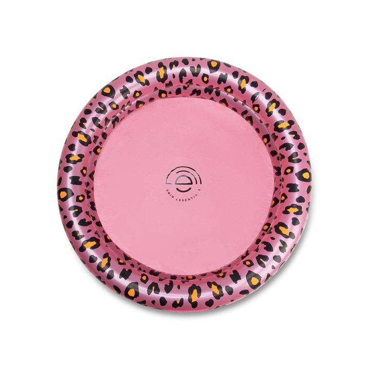 Roze bord met panterprint en logo in het midden.