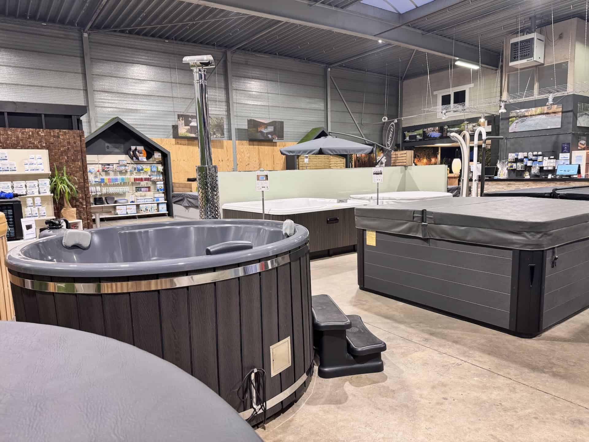 Diverse jacuzzi's in showroom te koop.
