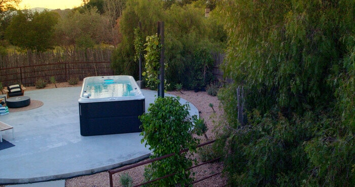 zwemmen in een zwemspa in de tuin