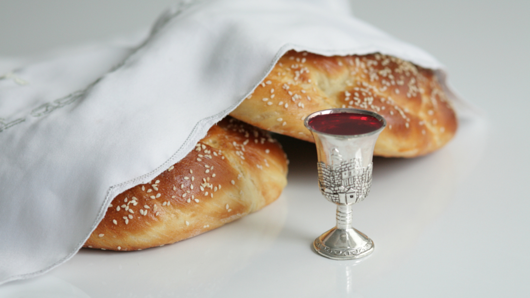 Homemade,Round,Challah,And,Wine,For,Shabbat