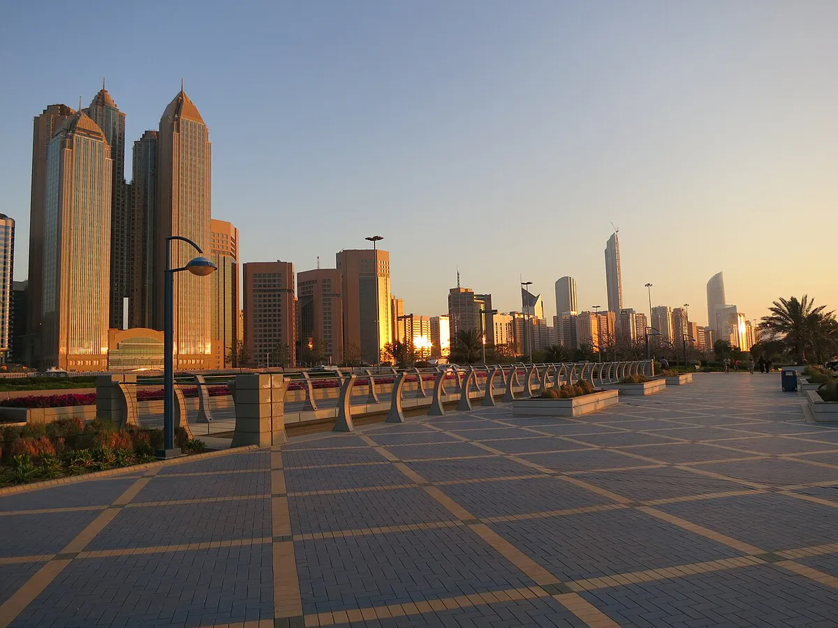 أفق أبوظبي من الكورنيش في الإمارات