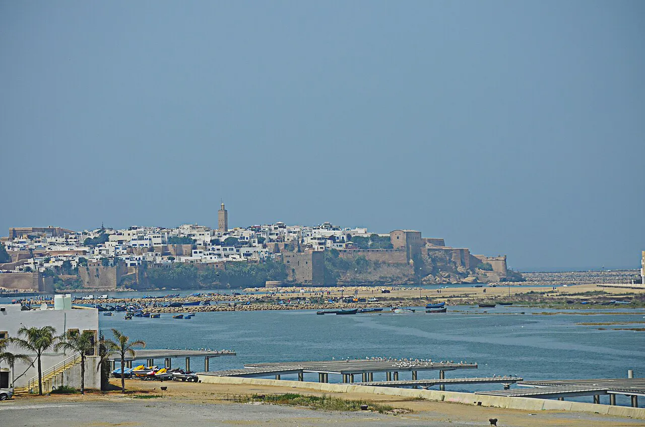 الرباط من ضفة أبي رقراق في المغرب