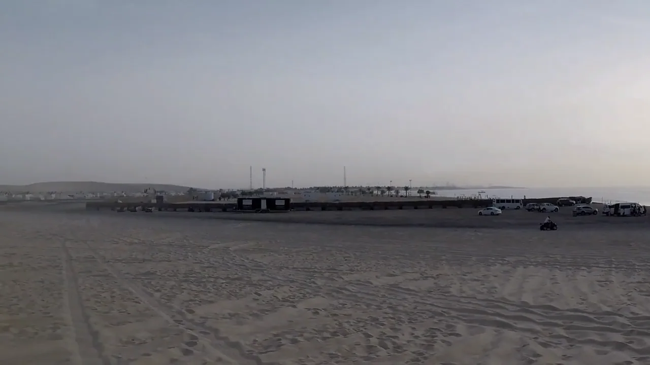 شاطئ الوكرة والنخيل