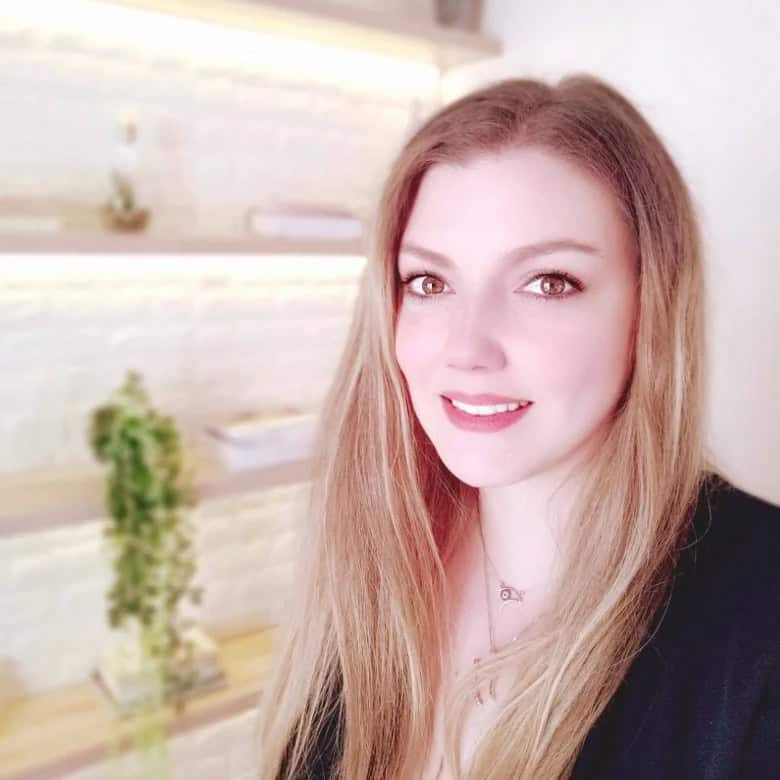 Get peace of mind with in person and Online Psychotherapy in Greece 28 Matina Ladikou, the founder of Art of Mind, is seen in a warm, inviting therapy space, engaging in a deep conversation with a client, symbolizing the heart of empathetic psychotherapy.