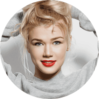 Jeune femme souriante avec un sweat gris.