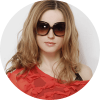 Femme avec lunettes de soleil en haut rouge.