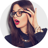 Femme surprise portant des lunettes et du rouge à lèvres.