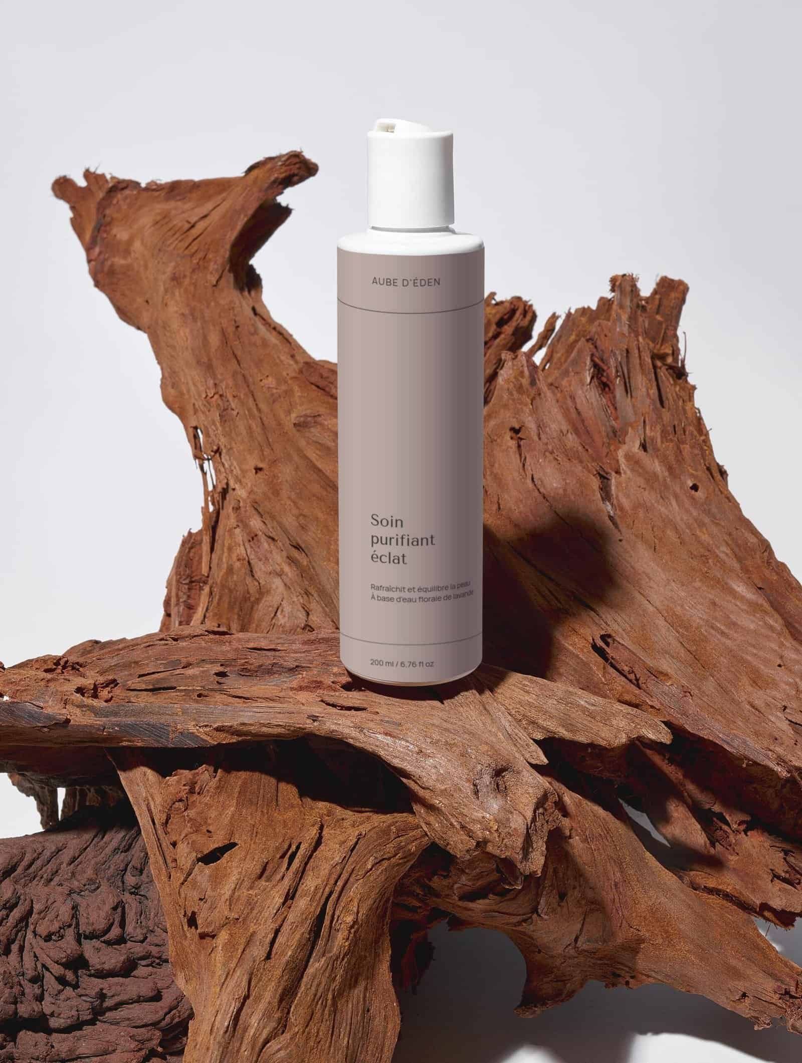 soin purifiant d'Aube d'Éden sur un fond bois