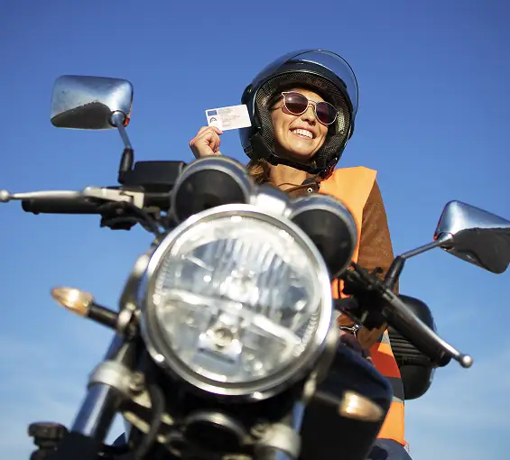 Motorrad Grundkurs in Zürich - Motoradfahrerin hält Ausweis