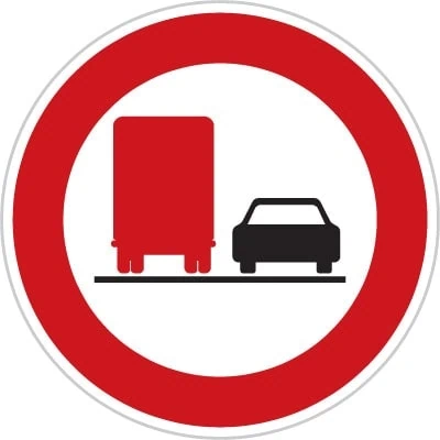 Dopravní značka Zákaz předjíždění pro nákladní automobily