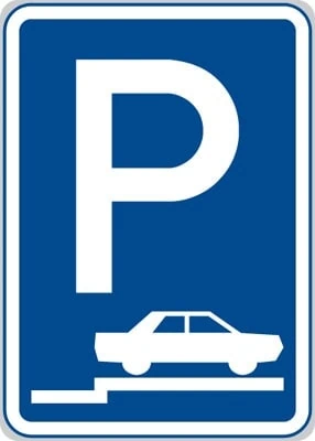 Dopravní značka Parkoviště (stání na chodníku kolmé nebo šikmé)
