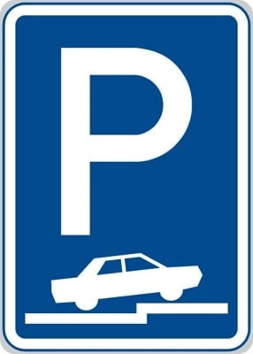 Dopravní značka Parkoviště (částečné stání na chodníku kolmé nebo šikmé)