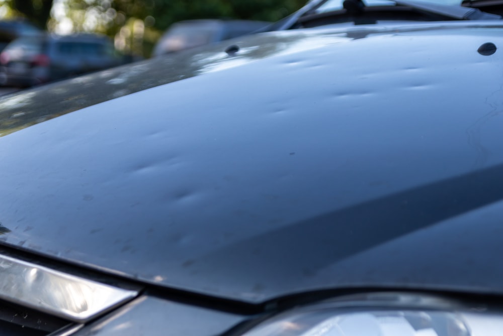 Poškozené auto po kroupách