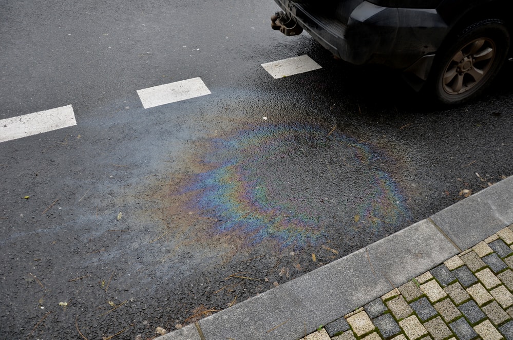 Účinné metody jak odstranit mastnou olejovou skvrnu