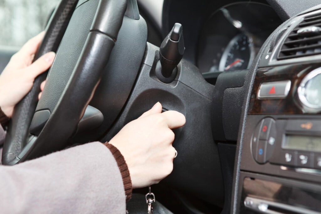 Jak nastartovat auto s vybitou baterií