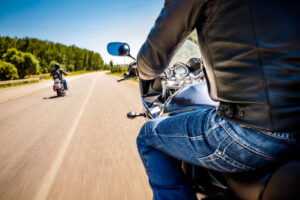 Nejlepší motorkářské trasy pro jarní vyjížďky v ČR