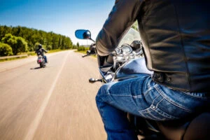Nejlepší motorkářské trasy pro jarní vyjížďky v ČR