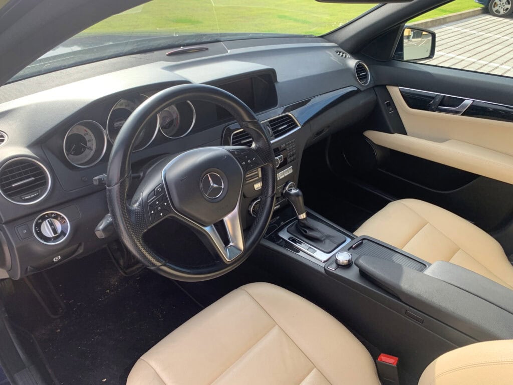 Mercedes-Benz w204 c350 interiér