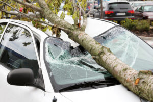 Přírodní živly vs. vaše auto: Co (ne) kryje povinné ručení a havarijní pojištění?