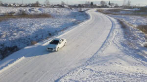 Jak nejlépe sjet z kopce na zasněžené silnici