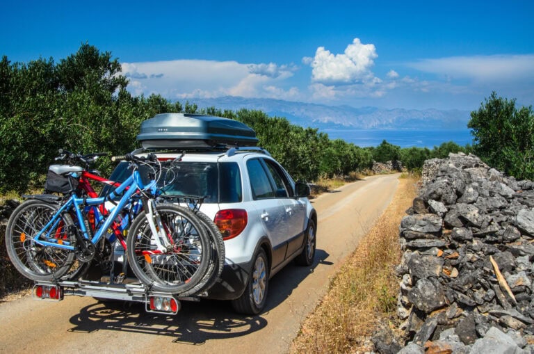 Přeprava nákladu na střeše auta: Jak to udělat správně, bezpečně a podle zákona?