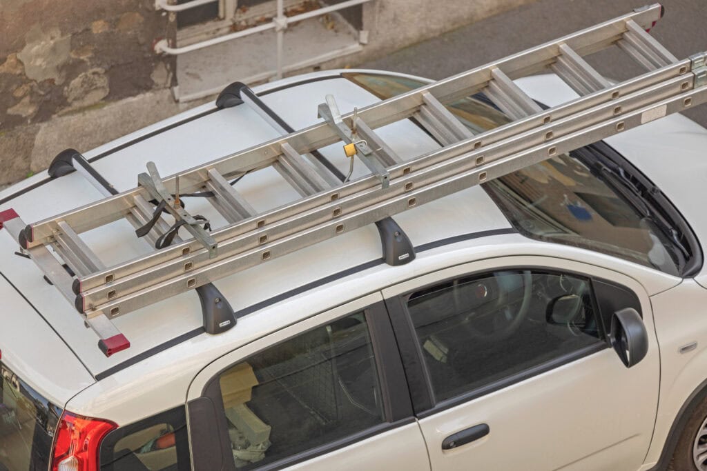 Jak přepravovat žebřík na střeše