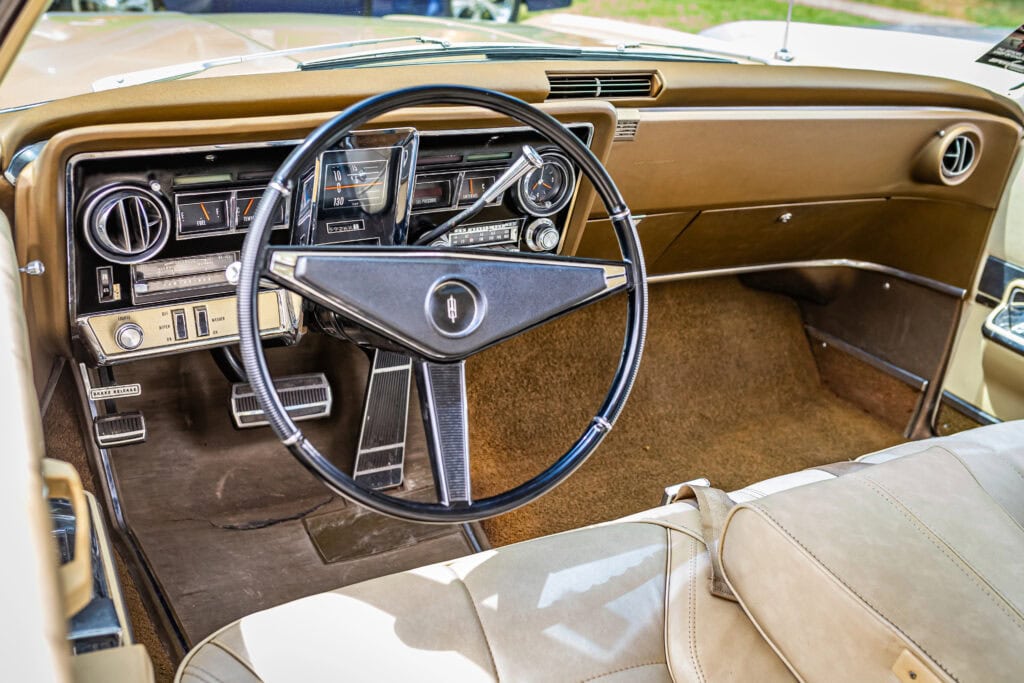 Oldsmobile Toronado první airbag