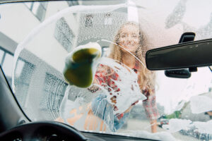 Čistá skla: proč jsou důležitá nejen při řízení, ale i doma