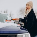 očištění auta od sněhu