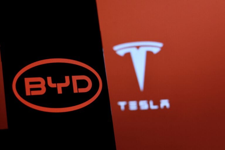 Tesla přišla o&nbsp;trůn. Jak BYD ovládl trh a&nbsp;proč to bude zajímat i&nbsp;české řidiče