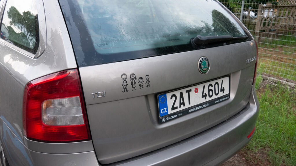 Změny na STK v&nbsp;roce 2026: Stačí jeden špatně spočítaný den – a&nbsp;můžete přijít o&nbsp;tisíce. Nálepce už nevěřte!