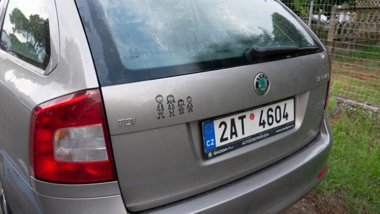 Změny na STK v&nbsp;roce 2026: Stačí jeden špatně spočítaný den – a&nbsp;můžete přijít o&nbsp;tisíce. Nálepce už nevěřte!