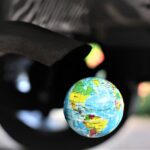 Výfukové plyny z automobilu - ilustrace emisí škodlivin regulovaných normou Euro 7