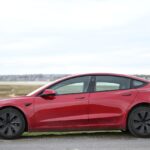 Moderní elektromobil Tesla Model 3 - symbol dostupné elektromobility
