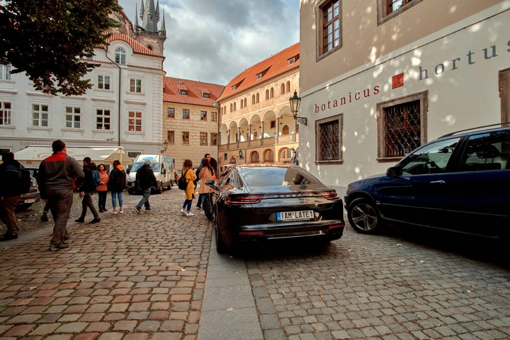 Přelepení SPZ může být problém. Někdy projde bez trestu, jindy hrozí pokuta i&nbsp;zákaz řízení