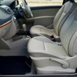 Detail automatické řadicí páky v luxusním interiéru automobilu