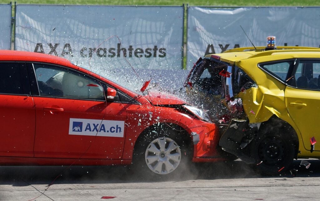 Crash test automobilu s rozvinutým airbagem při čelní srážce